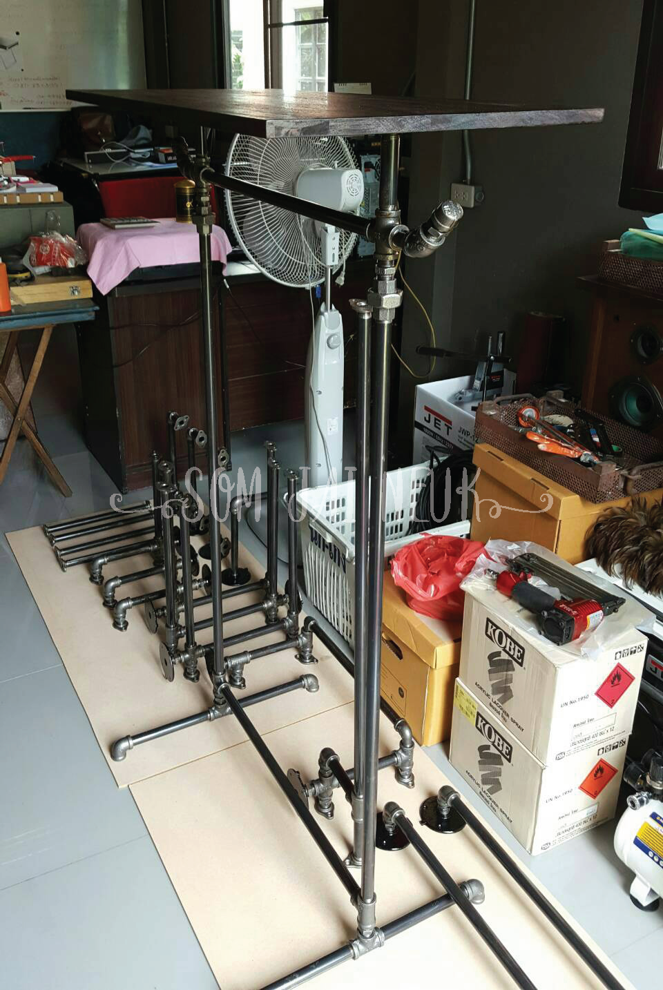 ออกแบบและติดตั้งชุดราวแขวนผ้าไทยร้านวาสนา @JJ Mall จตุจักร