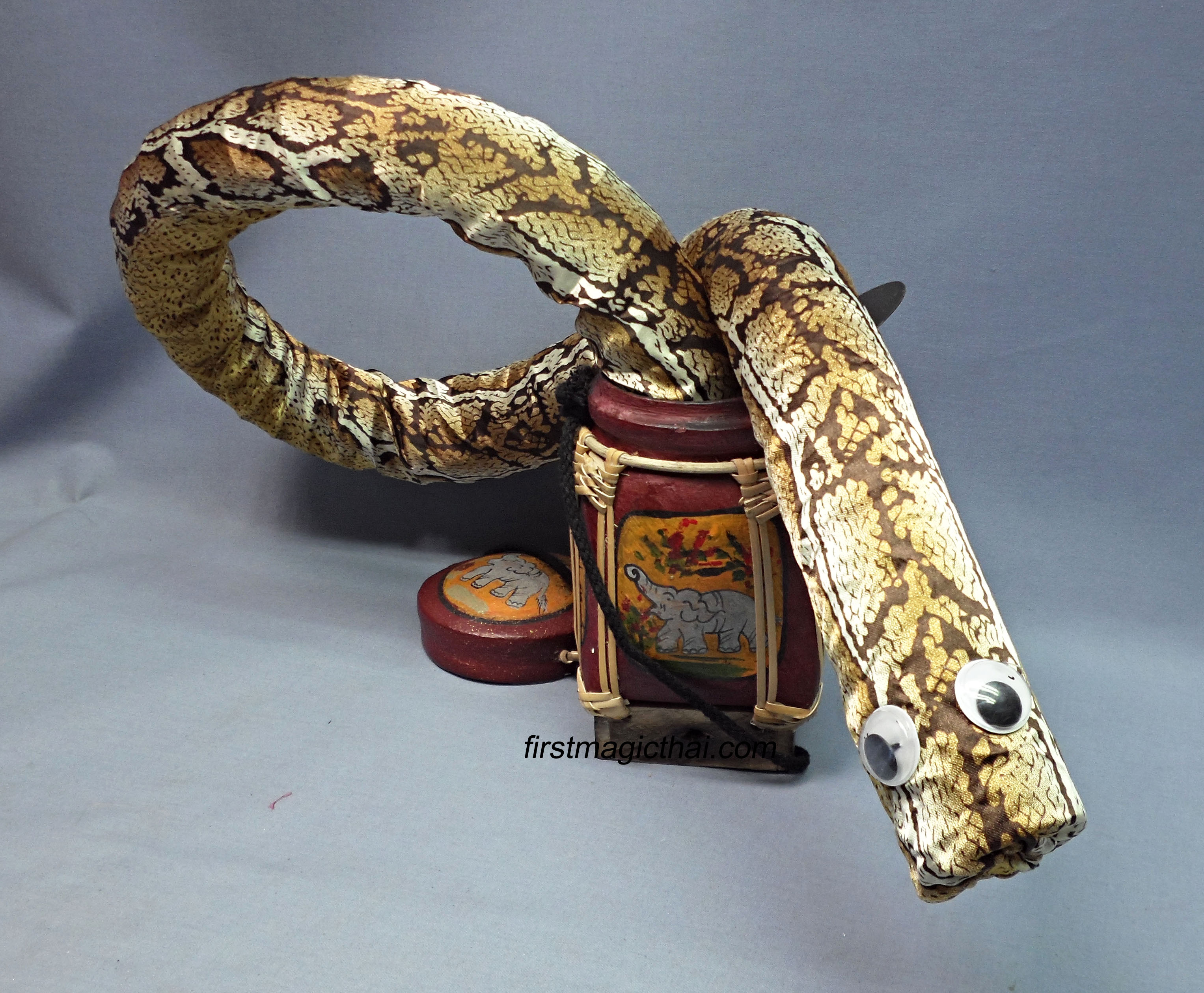 กระบอกลาย เสกงู