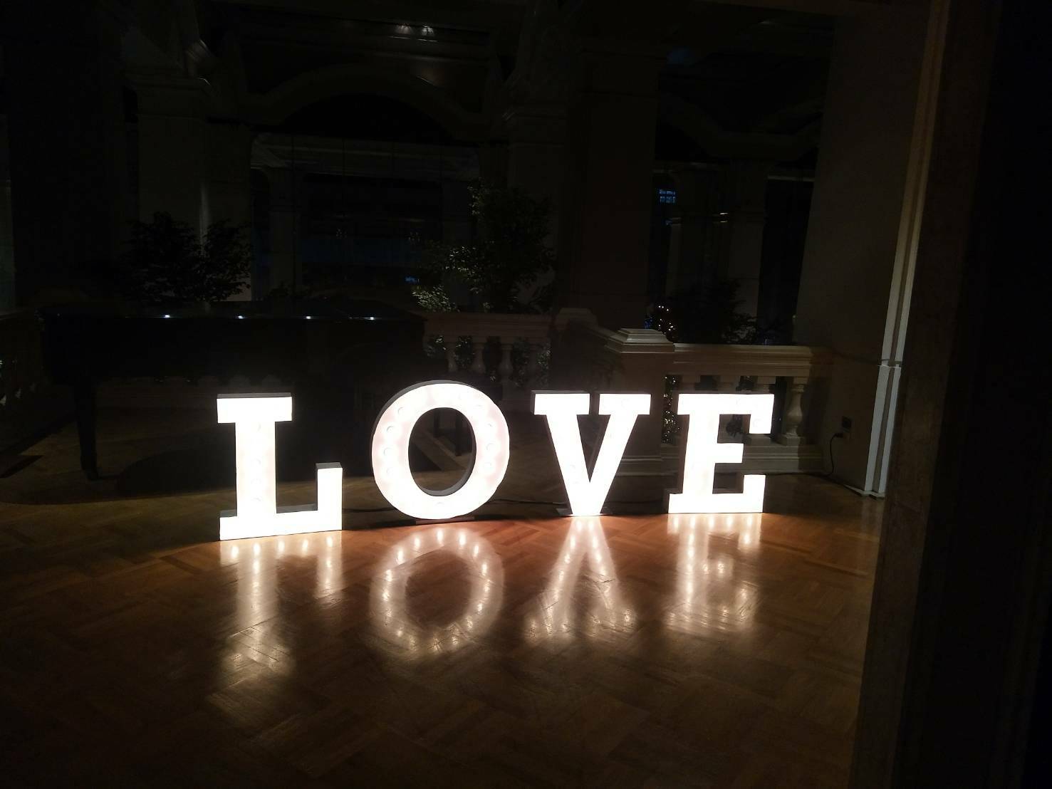 ตัวอักษรไฟปิงปองให้เช่า - LOVE ติดตั้งโรงแรม Grand Hyatt Erawan
