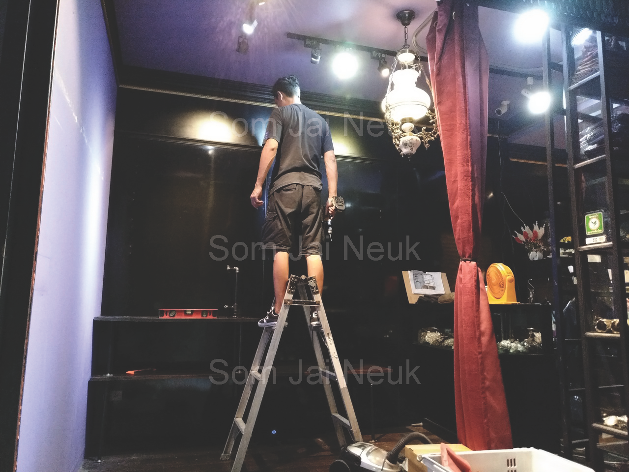 ออกแบบและติดตั้งชุดราวแขวนผ้าไทยร้านวาสนา @JJ Mall จตุจักร