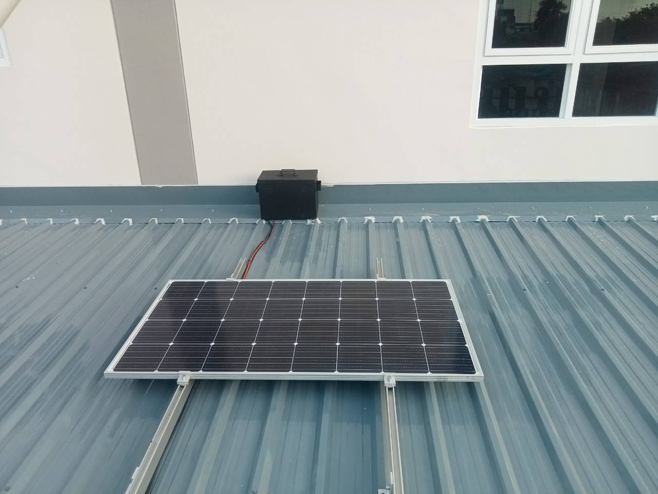 งานติดตั้งป้ายอักษรไฟออกหน้า ระบบไฟโซล่าเซลล์ “บ้านคุณแม่”