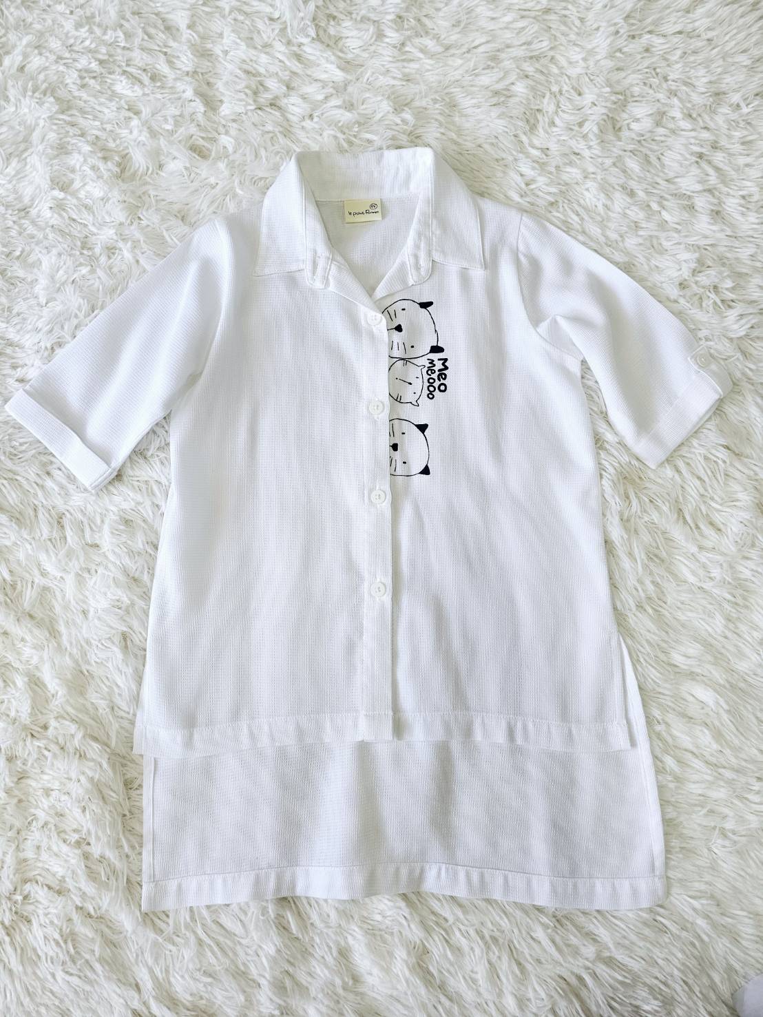 Meo Meo เสื้อเชิ๊ต สีขาว สุดเทห์ ไซส์ 5y Pang No Neko Le Petit Pumm by ChaLom มือสอง เหมือนใหม่ ตำหนิ>ปกเสื้อเลอะเล็กน้อย ซักออกค่ะ