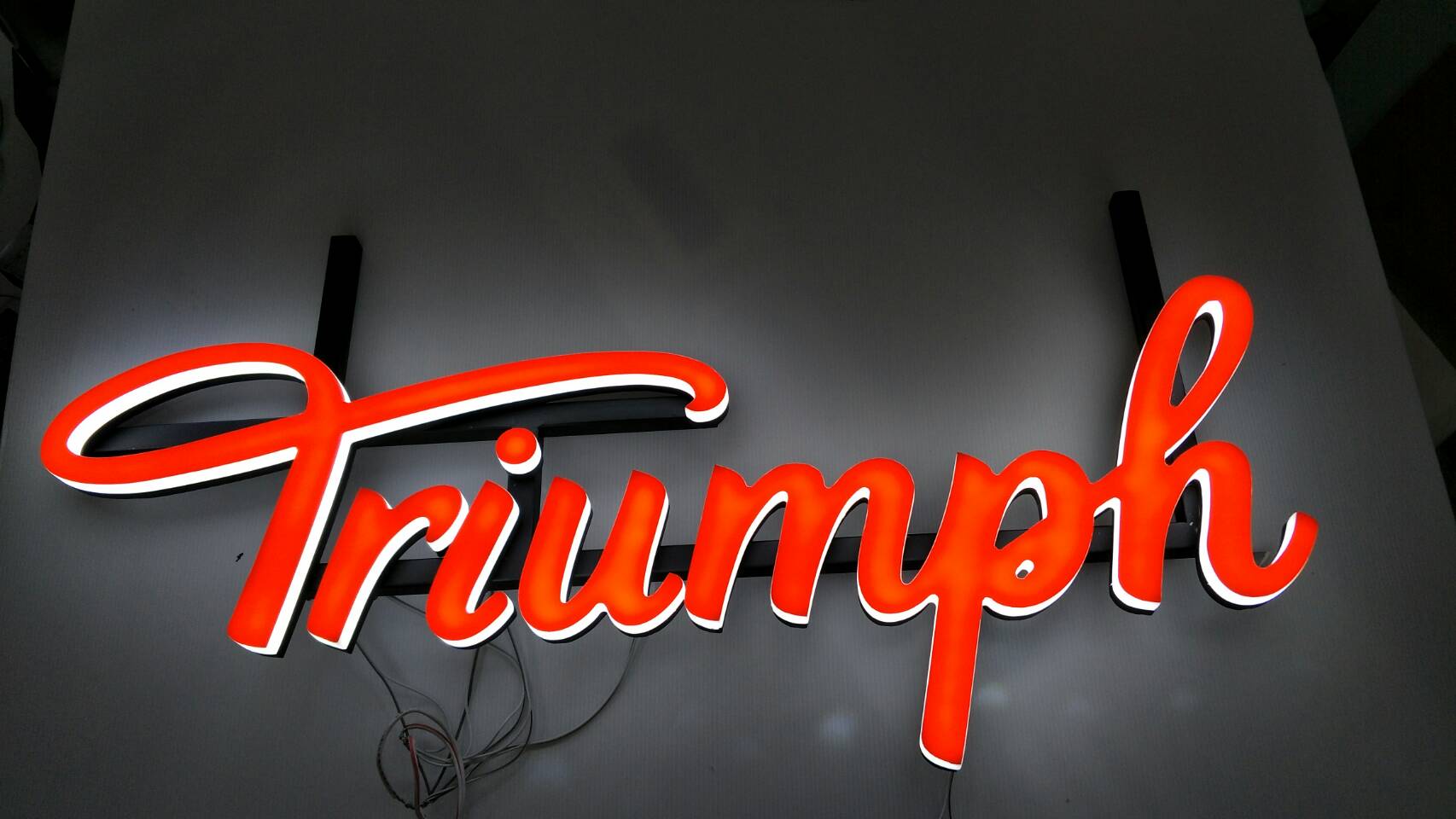 งานอักษรไฟขุดอุดอะคริลิคไฟออกรอบตัว