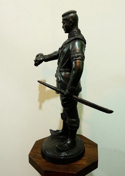 รูปหล่อ สมเด็จพระนเรศวรมหาราช พิมพ์หลั่งน้ำ ประทับยืน สูง 51cm