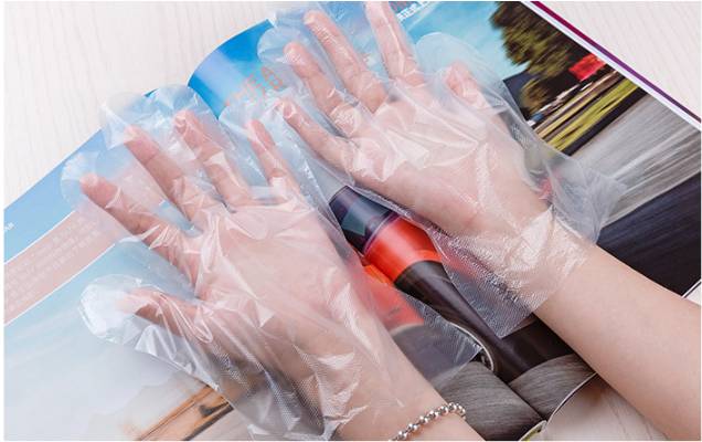ถุงมือพลาสติกใช้แล้วทิ้ง