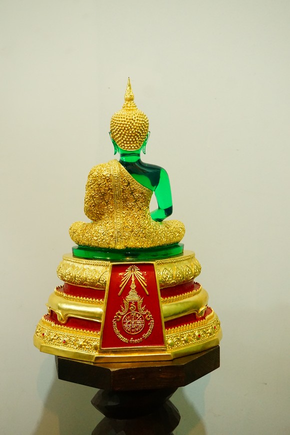 พระแก้วมรกต 9นิ้ว ชุดฤดูฝน ปิดทองแท้