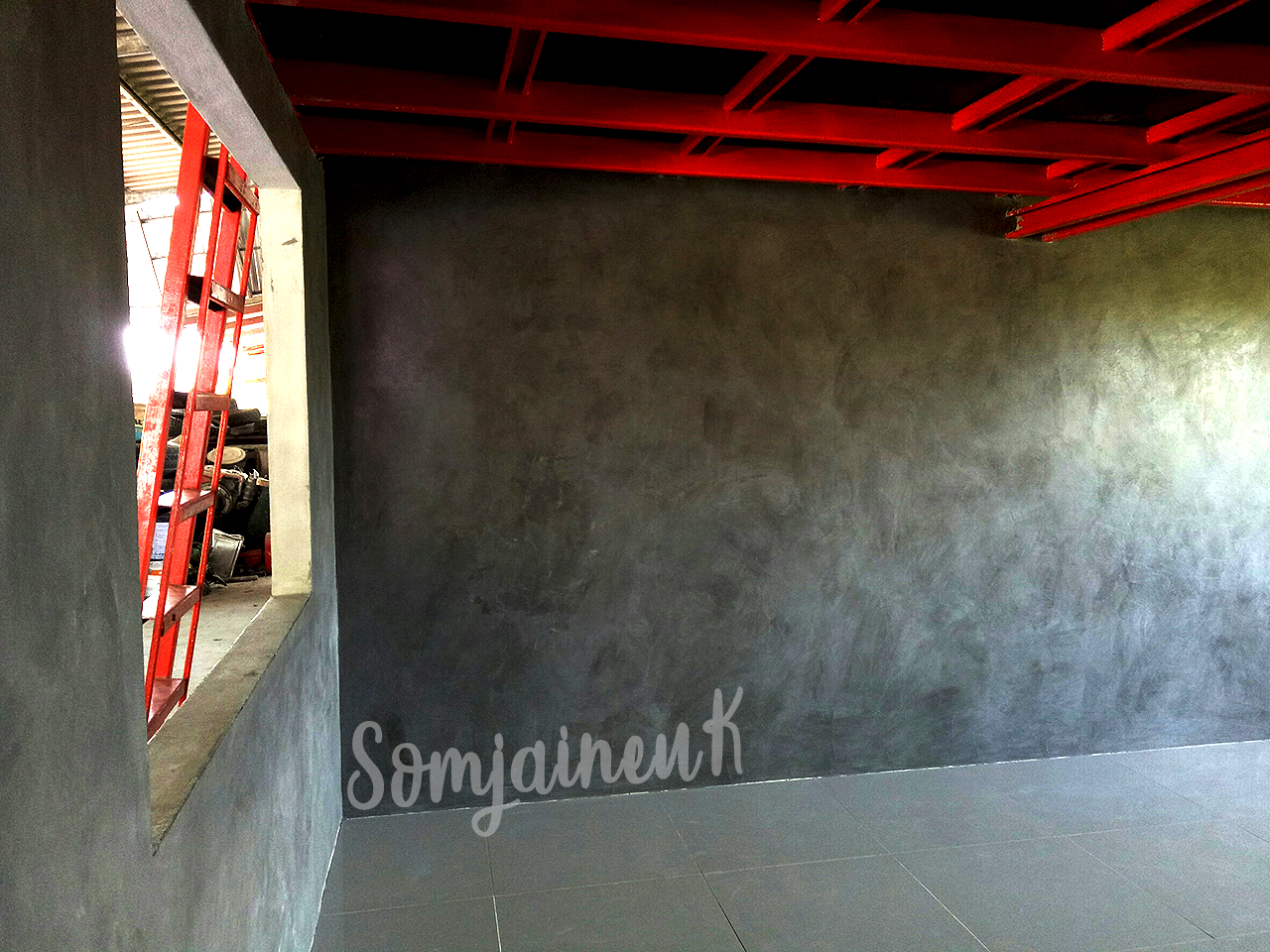 ฉาบผนังปูนลอฟท์ด้านหน้าและในห้องทำงาน พื้นที่รวม 55 ตร.ม. และติดตั้งชั้นวางแนวท่อ@พนัสนิคม จ.ชลบุรี