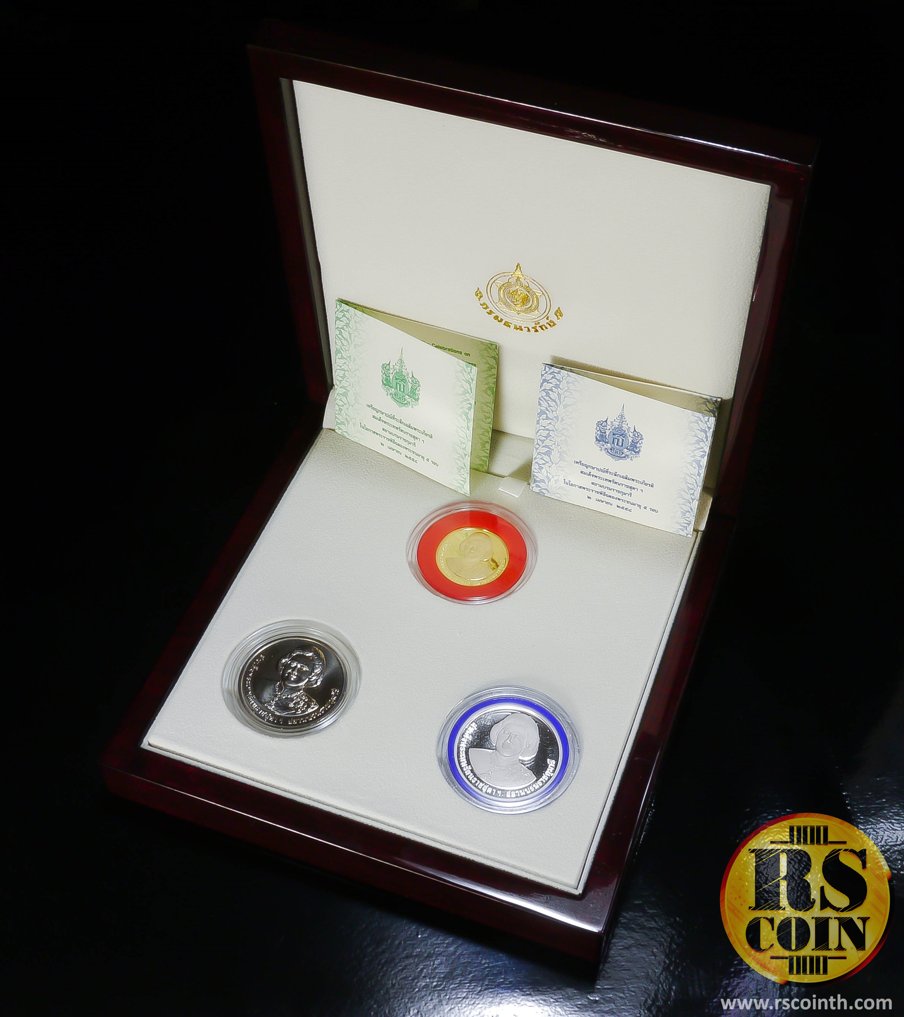 ชุดเหรียญกษาปณ์ที่ระลึกเฉลิมพระเกียรติ สมเด็จพระเทพรัตนราชสุดาฯ สยามบรมราชกุมารี ในโอกาสพระราชพิธีฉลองพระชนมายุ 5 รอบ 2 เมษายน 2558 (เซ็ต 3 เหรียญเนื้อทองคำขัดเงา, เนื้อเงินขัดเงา, เนื้อคิวโปรนิกเกิล พร้อมกล่องสะสม)