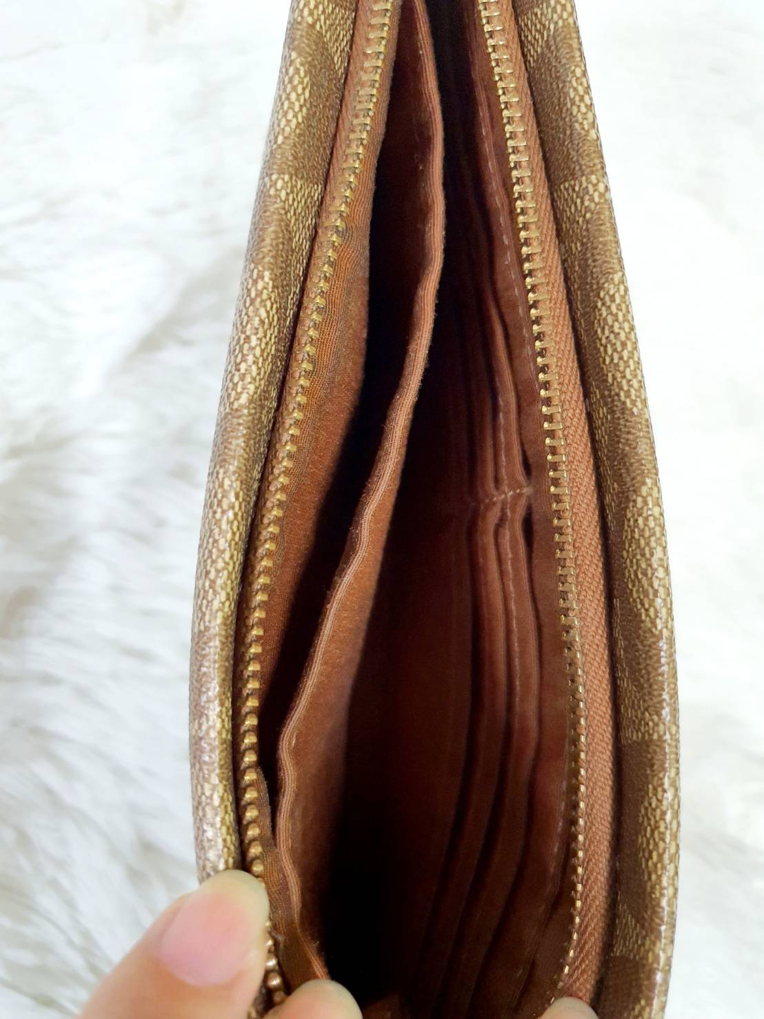 กระเป๋าสตางค์ คล้องมือ 1 ซิป COACH แท้ Signature Coated Canvas มือสอง สภาพดี ตำหนิเล็กน้อย