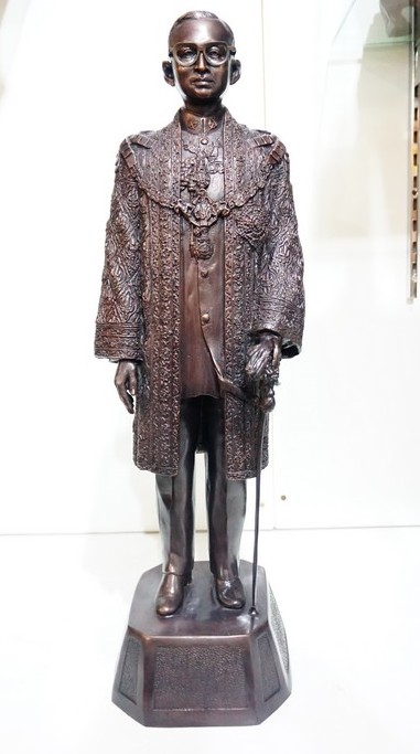 พระบรมรูป ในหลวง ร.9 ชุดเครื่องทรงกษัตริย์ สูง 58ซ.ม.