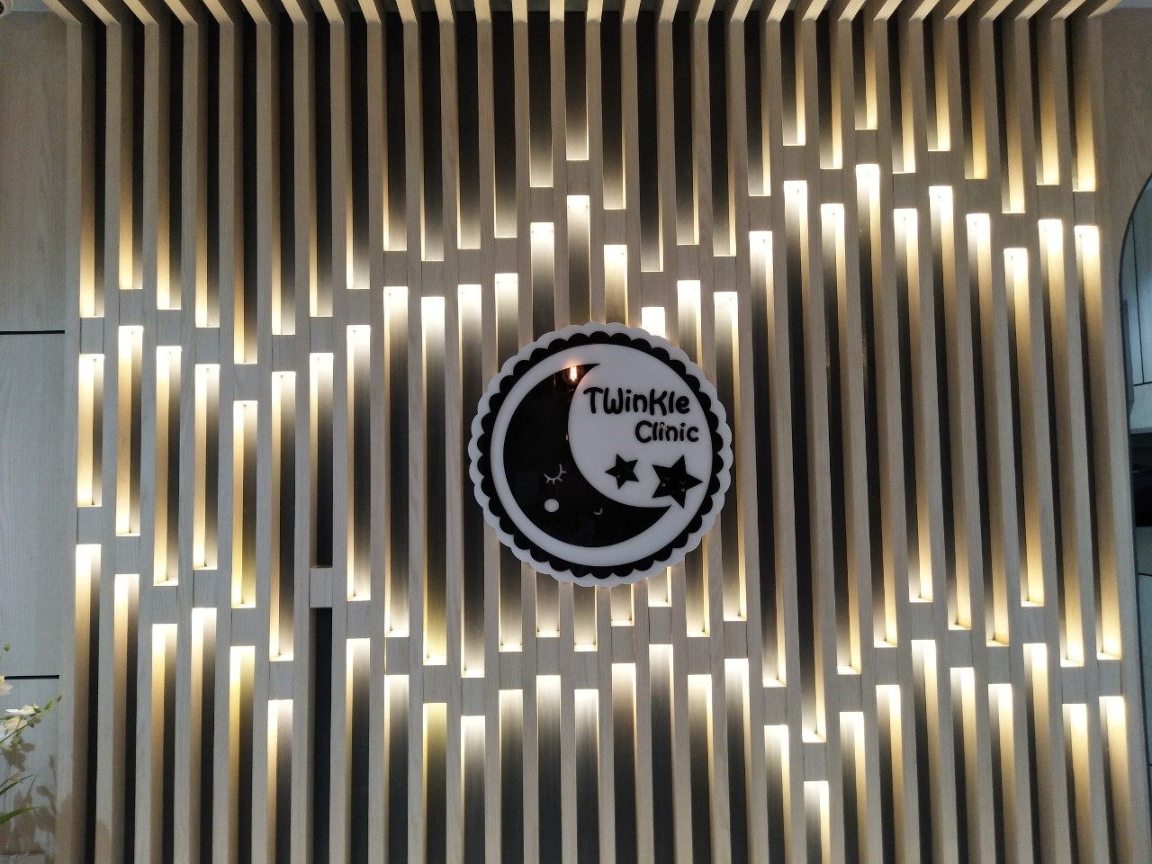 ป้ายกล่องไฟ วัสดุพลาสวู๊ด - TWINKLE CLINIC ติดตั้งป้ายสุขุมวิท 49/51
