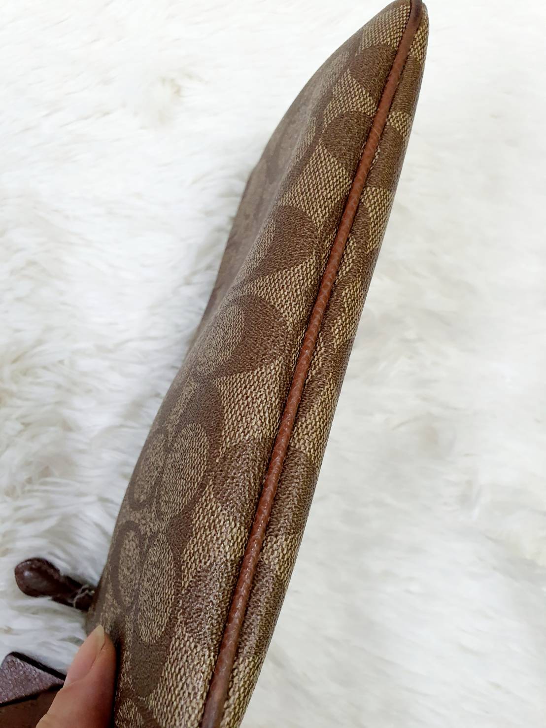 กระเป๋าสตางค์ คล้องมือ 1 ซิป COACH แท้ Signature Coated Canvas มือสอง สภาพดี ตำหนิเล็กน้อย