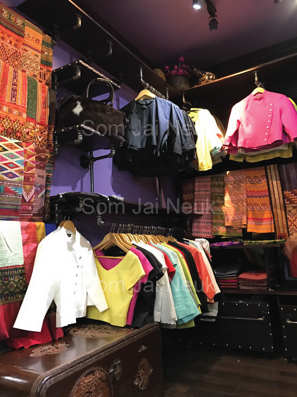 ออกแบบและติดตั้งชุดราวแขวนผ้าไทยร้านวาสนา @JJ Mall จตุจักร