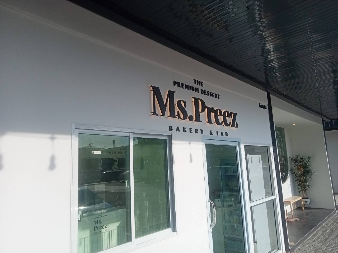 ป้ายอักษรซิงค์ทำสีไฟออกหลัง โลหะสแตนเลสแฮร์ไลน์ สแตนเลสหน้าทองไฟออกหลัง