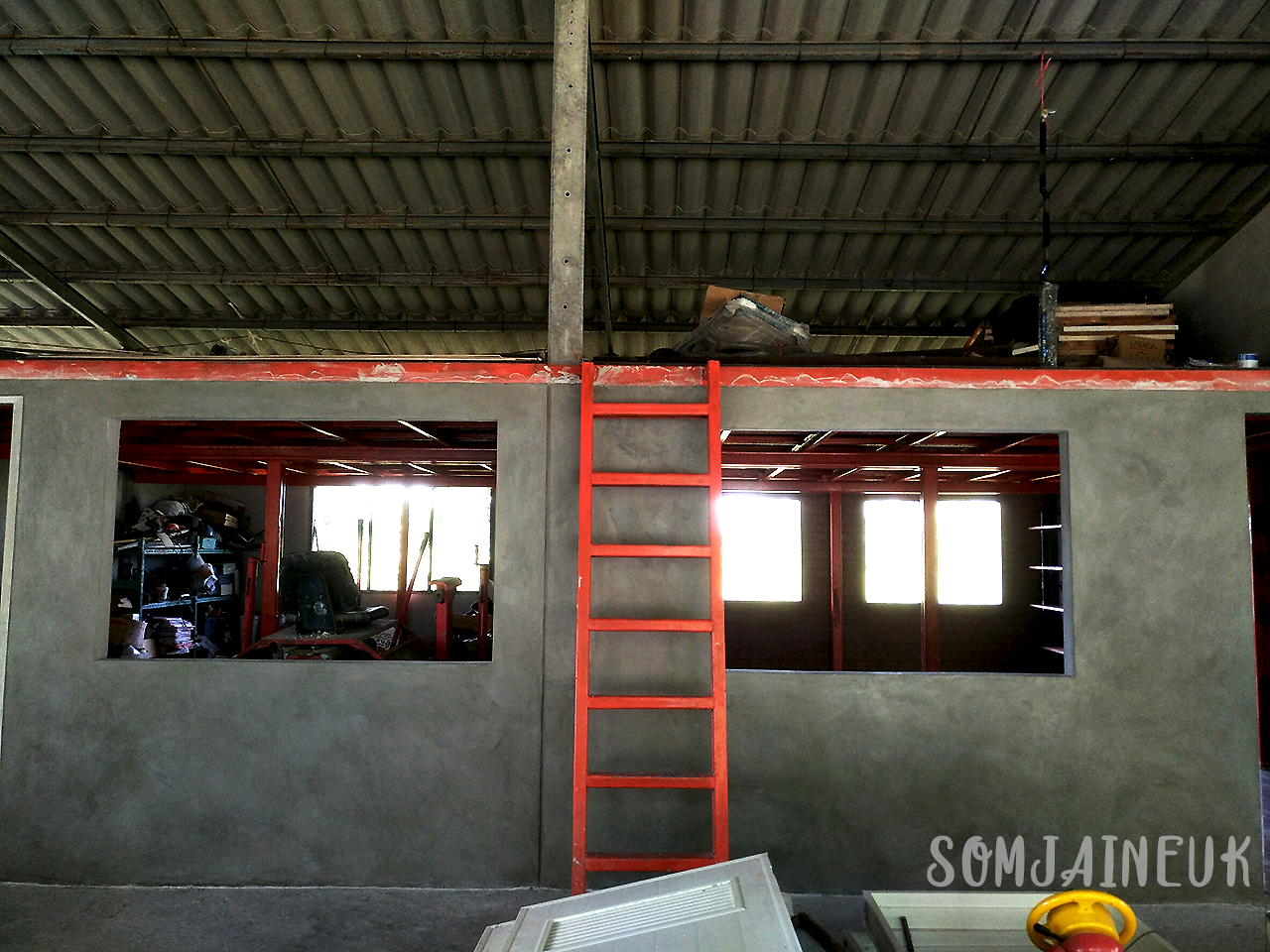 ฉาบผนังปูนลอฟท์ด้านหน้าและในห้องทำงาน พื้นที่รวม 55 ตร.ม. และติดตั้งชั้นวางแนวท่อ@พนัสนิคม จ.ชลบุรี