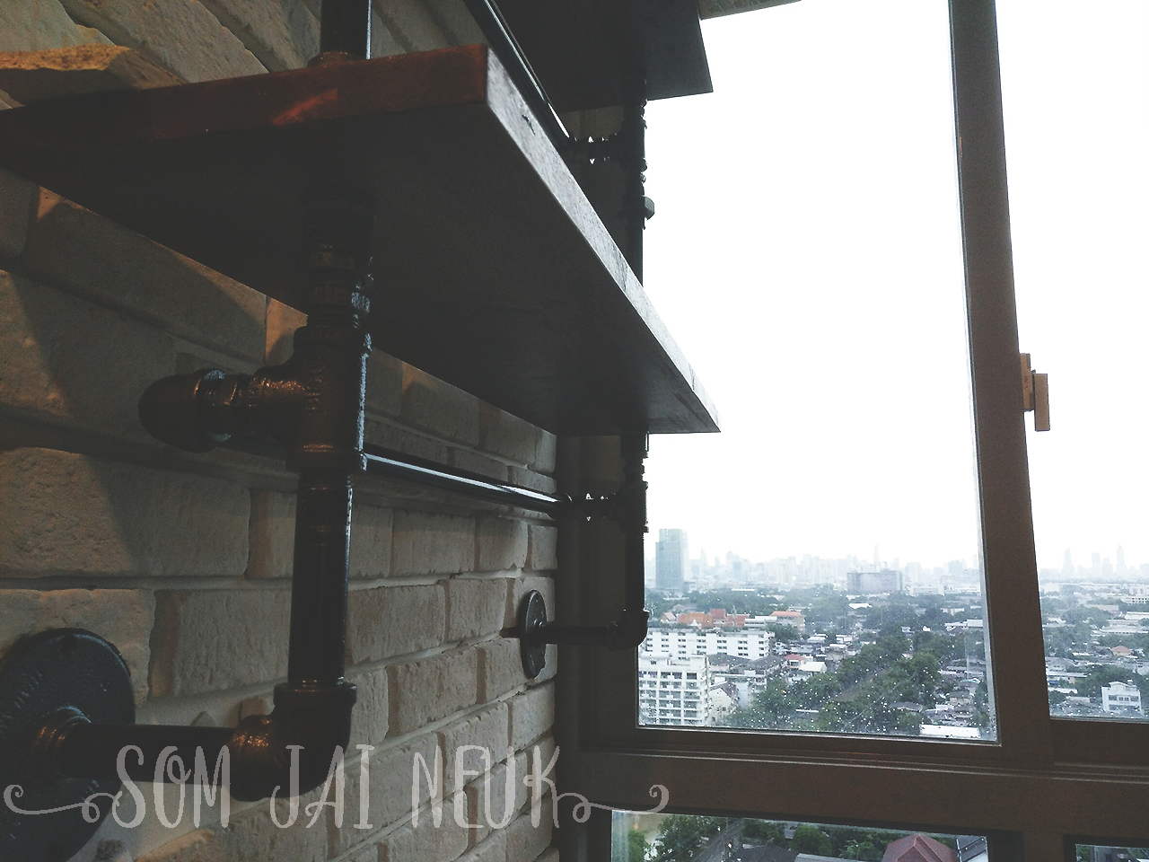 ชั้นวางของติดผนังสไตล์ Loft แบบ 3 ชั้น มีราวแขวนด้านใต้