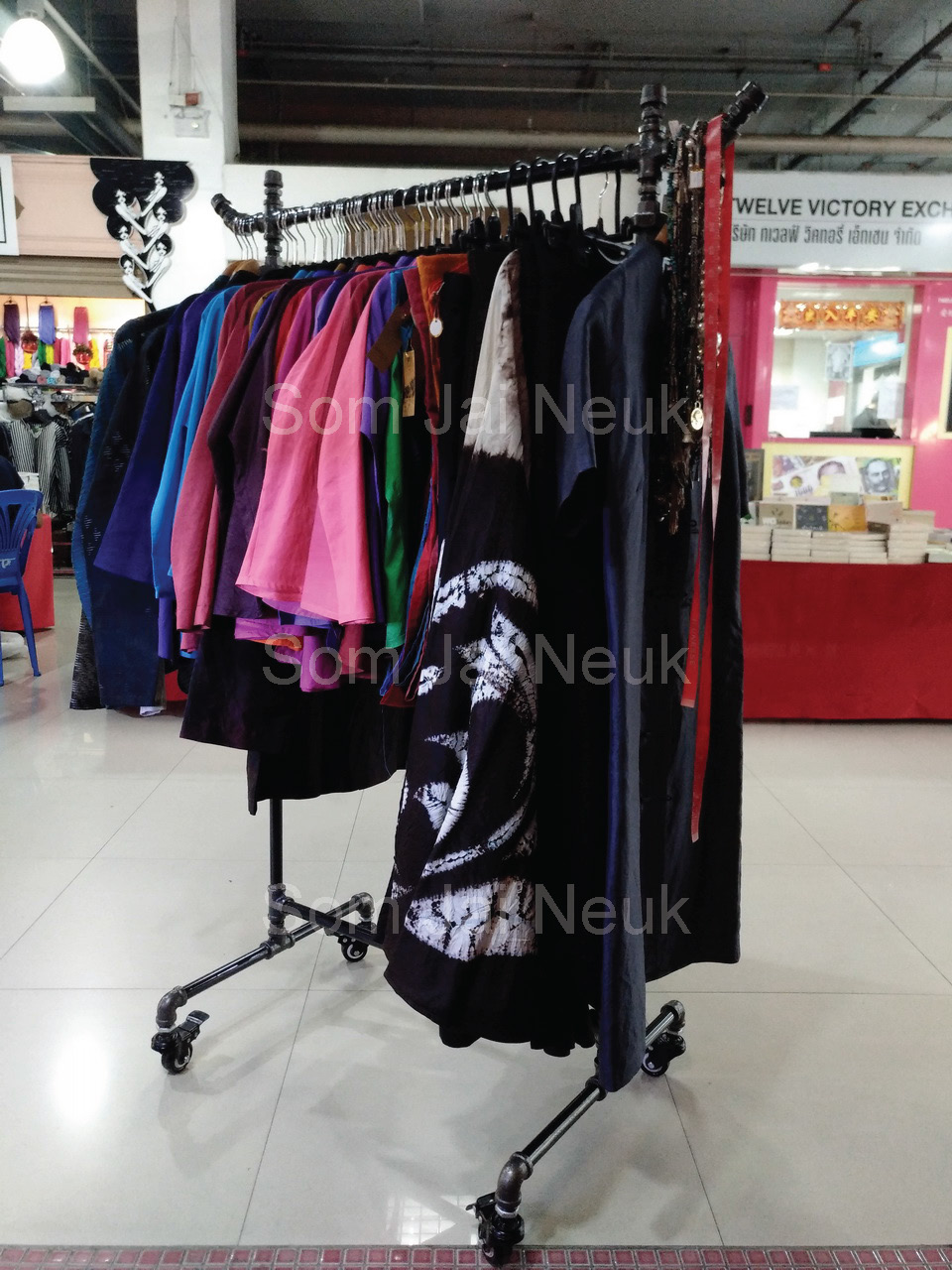 ออกแบบและติดตั้งชุดราวแขวนผ้าไทยร้านวาสนา @JJ Mall จตุจักร