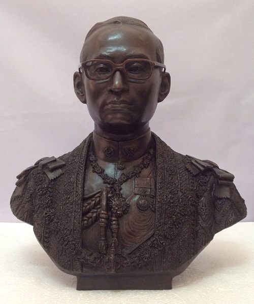 พระบรมรูป รัชกาลที่ 9 พิมพ์ครึ่งตัว ทรงชุดกษัตริย์ สูง 44 ซ.ม.