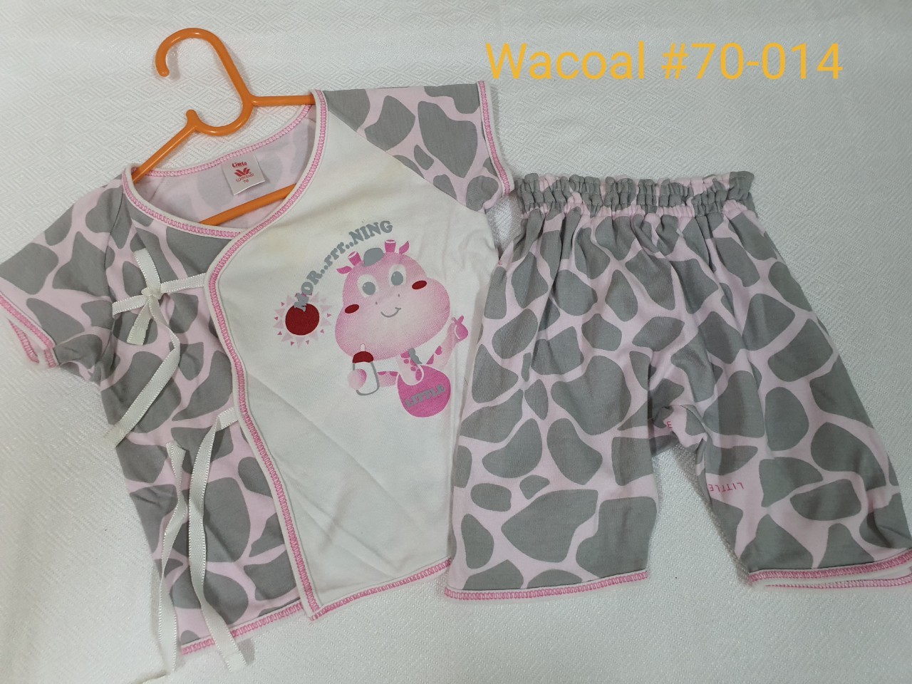 ชุดเสื้อป้ายเด็ก ยี่ห้อ Little Wacoal ไซส์ 70 สำหรับเด็ก 3-6 เดือน มือสอง ตำหนิ> มีคราบเหลืองเล็กน้อยที่คอเสื้อ
