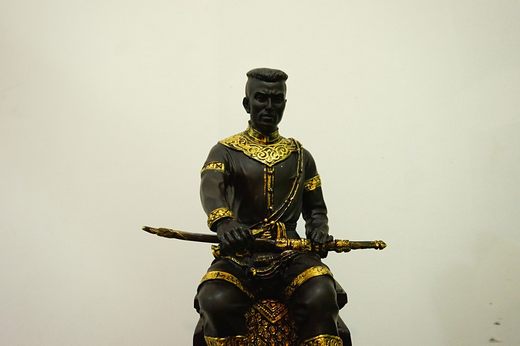 รูปหล่อ สมเด็จพระนเรศวรมหาราช ทรงประกาศอิสรภาพ พิมพ์หลั่งทักศิโณทก (หลั่งน้ำ) สูง41ซ.ม.