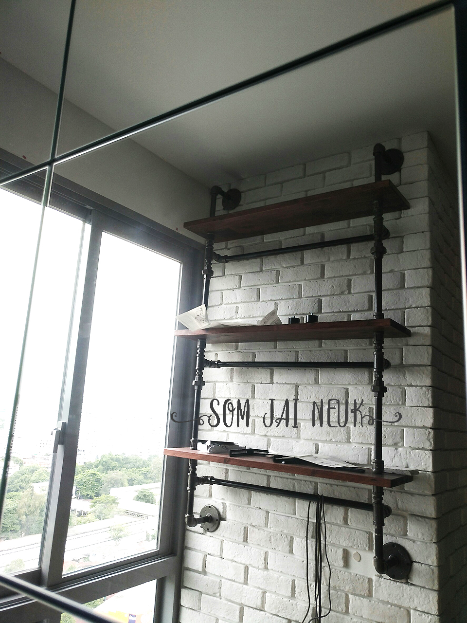 ชั้นวางของติดผนังสไตล์ Loft แบบ 3 ชั้น มีราวแขวนด้านใต้