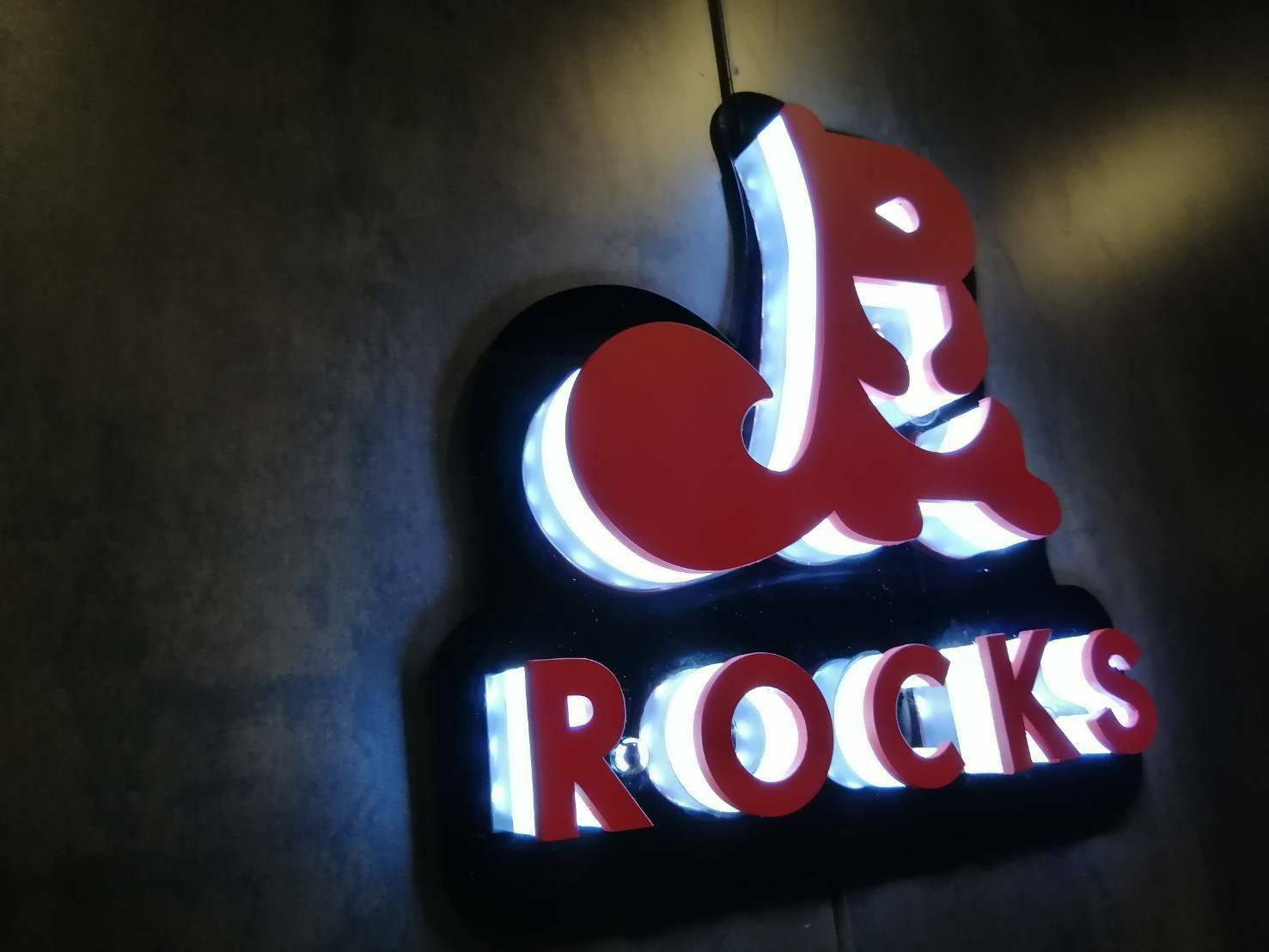 ป้ายอะคริลิคไดคัท แสงออกด้านข้าง ติดตั้ง ตกแต่ง บริษัท ร็อคส์ พีซีจำกัด