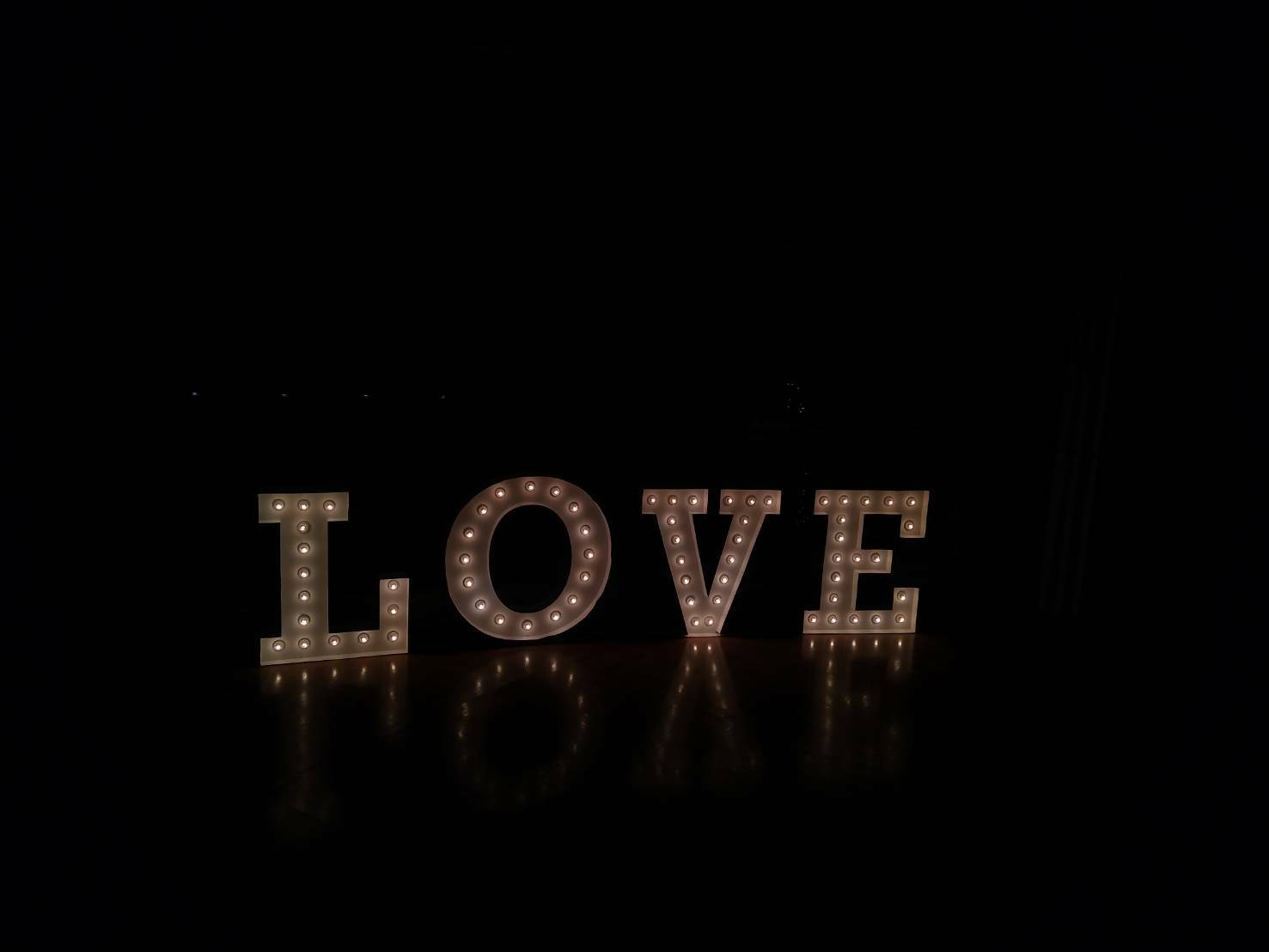 ตัวอักษรไฟปิงปองให้เช่า - LOVE ติดตั้งโรงแรม Grand Hyatt Erawan