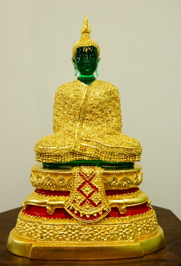 พระแก้วมรกต 5 นิ้ว ชุดฤดูหนาว ปิดทองแท้