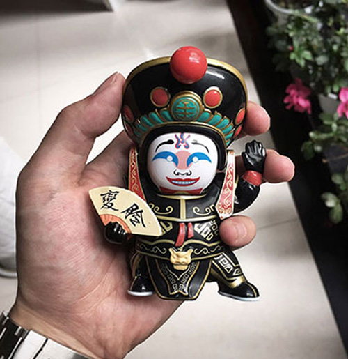 โมเดลเปลี่ยนหน้ากากจีน ชุดสีแดง