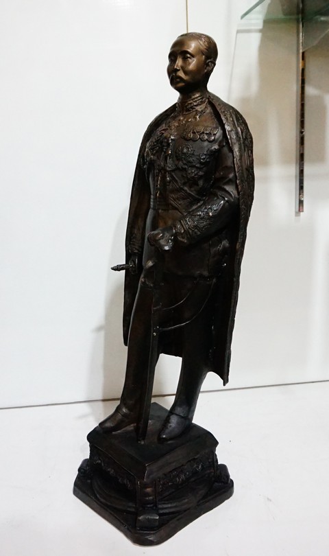 รูปหล่อรัชกาลที่ 5 ทรงชุดเสื้อคลุมกษัตริย์ ประทับยืน สูง55ซม.