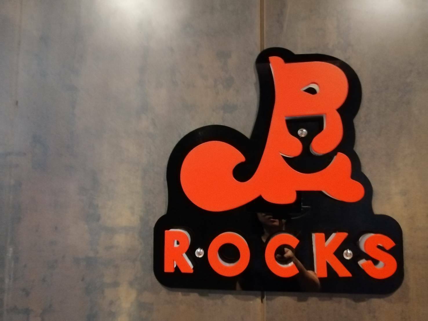 ป้ายอะคริลิคไดคัท แสงออกด้านข้าง ติดตั้ง ตกแต่ง บริษัท ร็อคส์ พีซีจำกัด