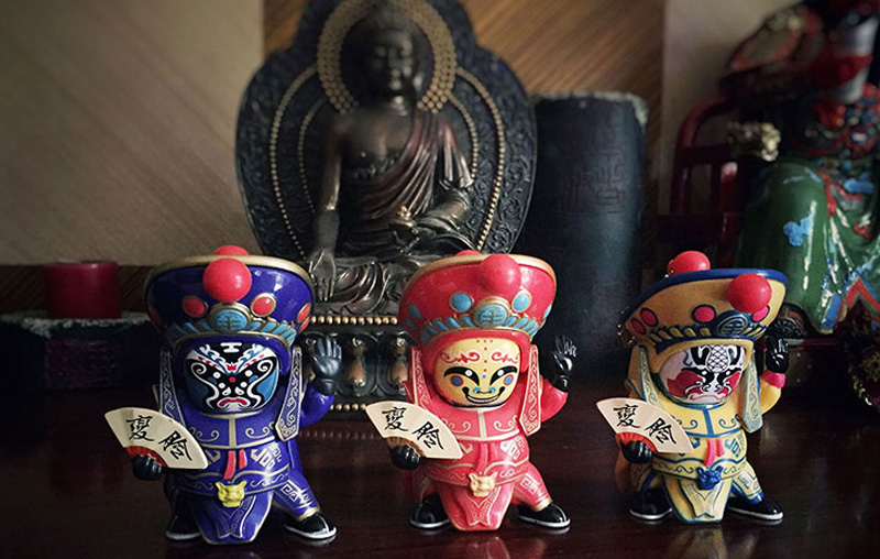 โมเดลเปลี่ยนหน้ากากจีน ชุดสีแดง