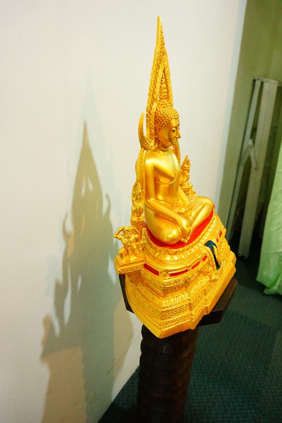 พระพุทธชินราช มวลสารผสมเหล็กน้ำพี้ สีทอง 9นิ้ว