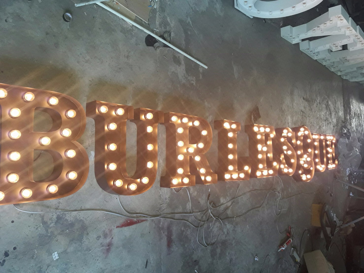 ป้ายอักษรไฟปิงปอง #BURLESQUE