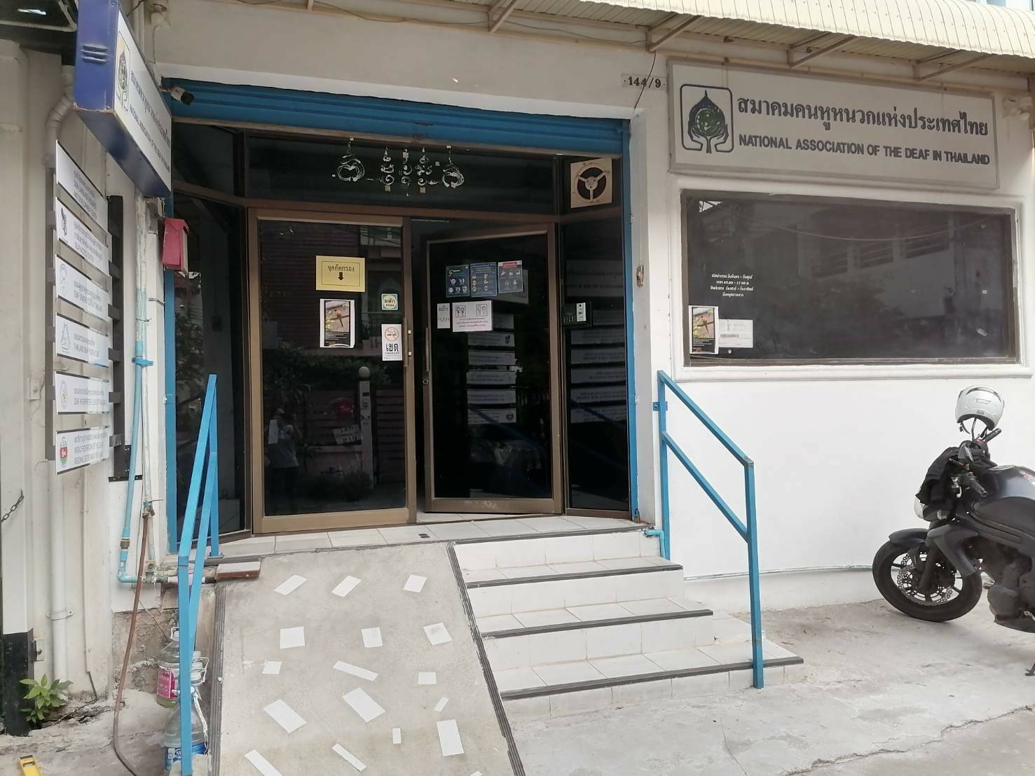 งานป้ายรองสอด ติดตั้งที่สมาคมคนหูหนวกแห่งประเทศไทย