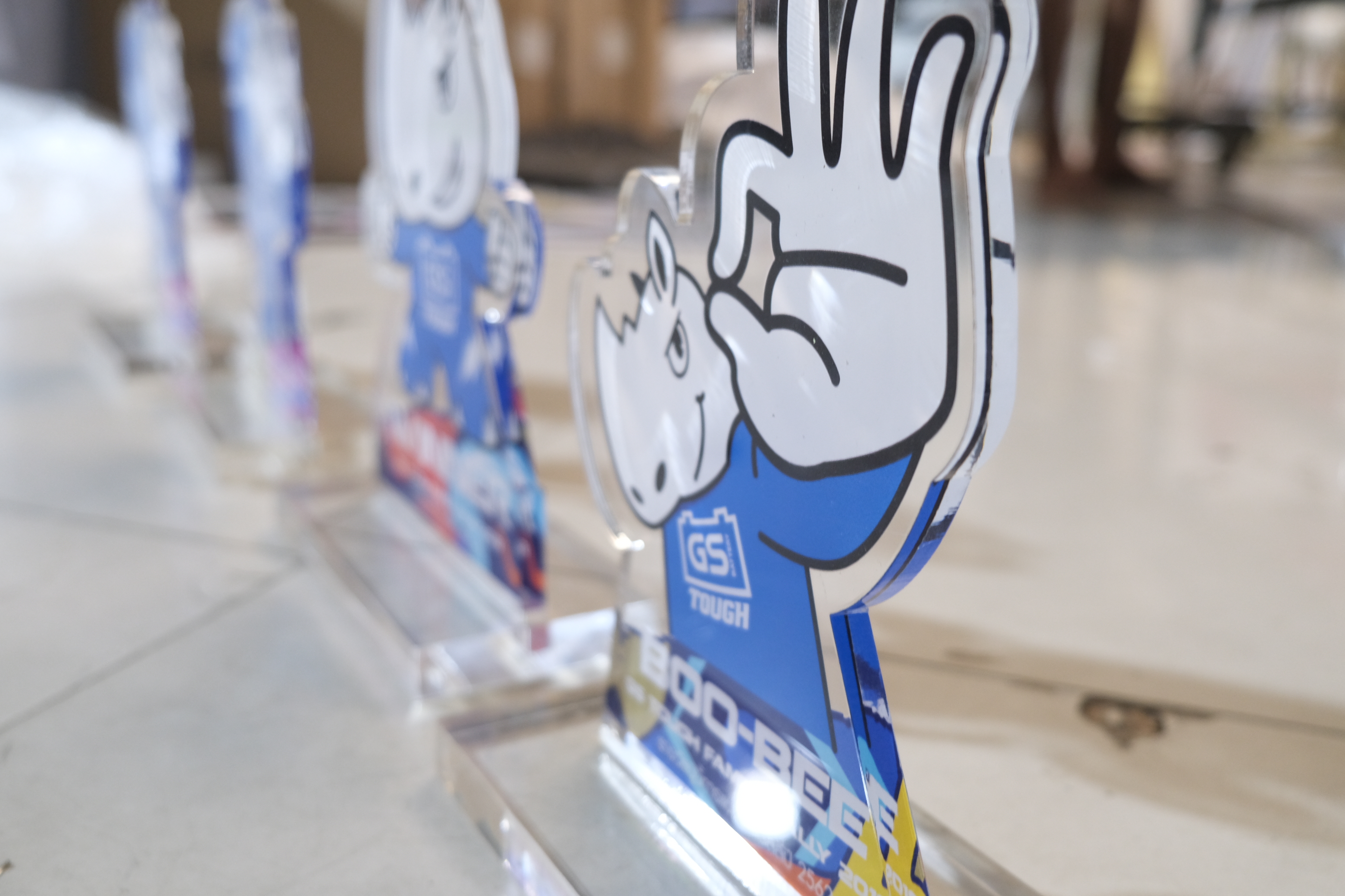 ป้ายอะคริลิค สกรีน UV ตั้งโต๊ะ - โล่รางวัล GS TOUGH FAMILY RALLY