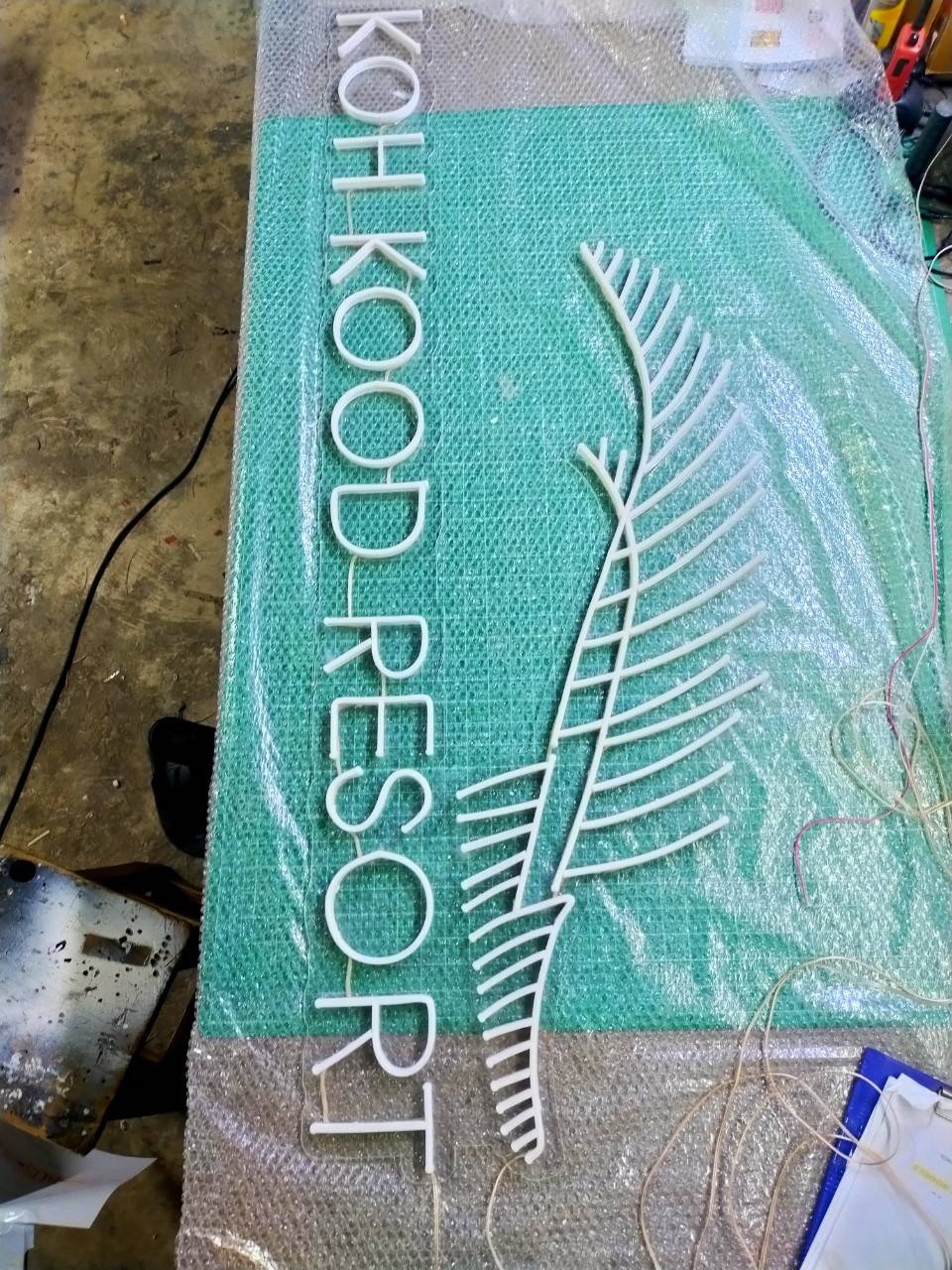 งานป้ายไฟนีออนดัด LED - KOH KOOD RESORT อะคริลิคใสรองหลัง