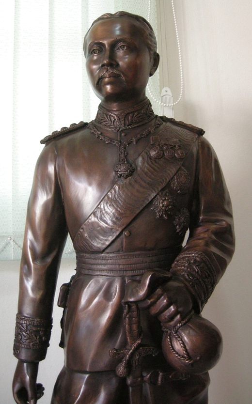 พระบรมรูป รัชกาลที่5 ประทับยืน ถือถุงทอง 130ซม