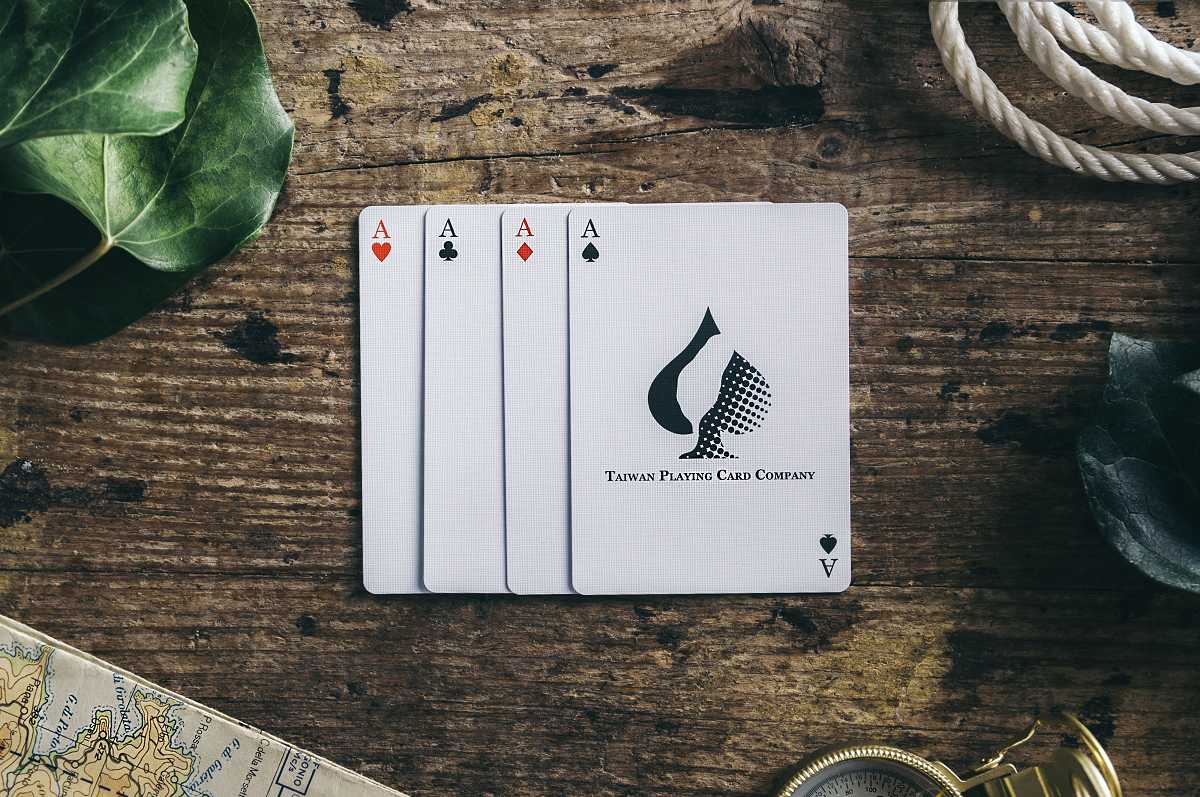 The Hidden King Playing Cards สีขาว