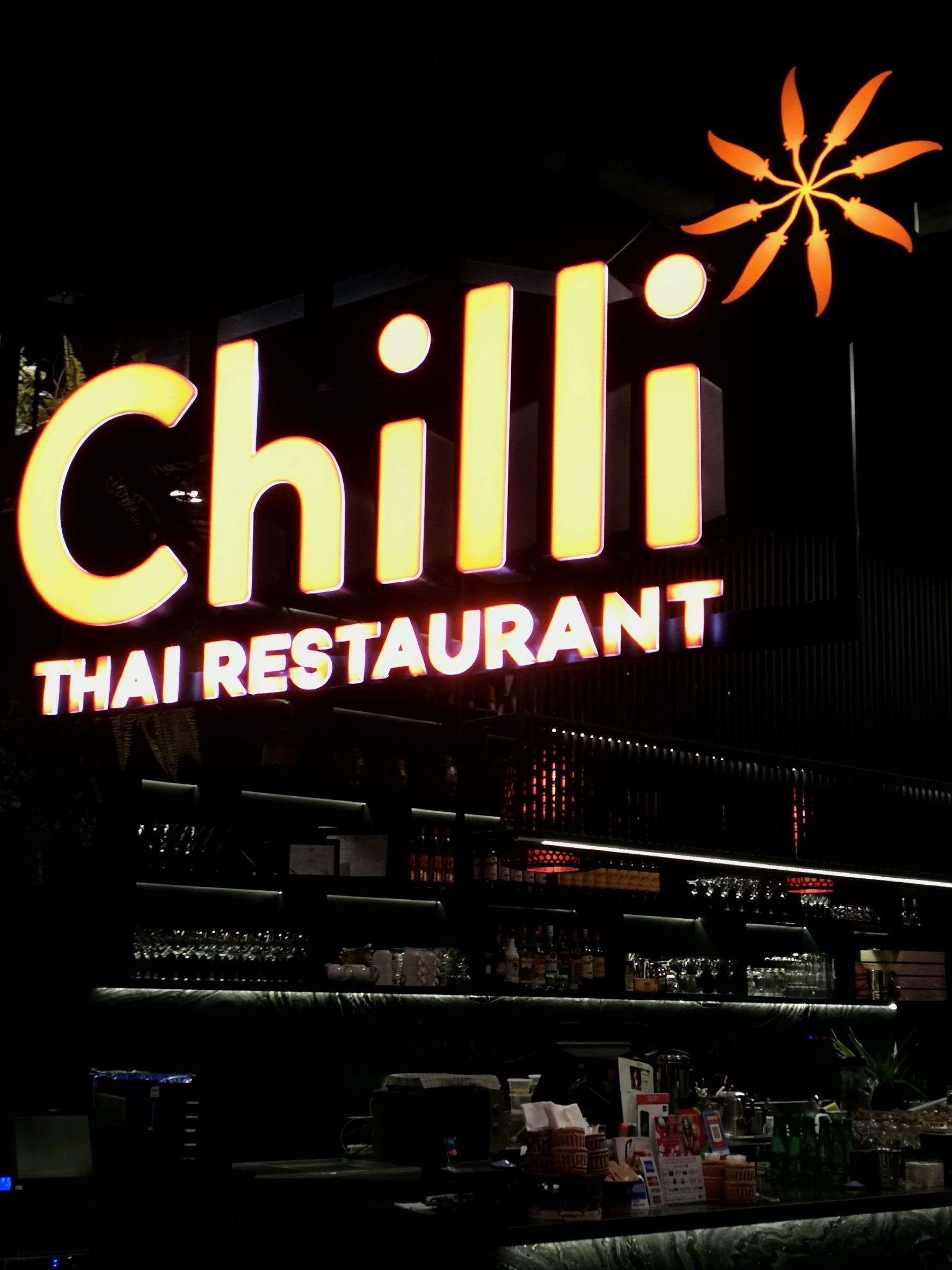 ป้ายอักษรไฟled ออกหน้าไม่มีคิว ติดสติ๊กเกอร์ ติดบนพื้นโลหะสีดำด้าน - ร้านอาหาร #Chilli ติดตั้งป้ายเซ็นทรัลภูเก็ต