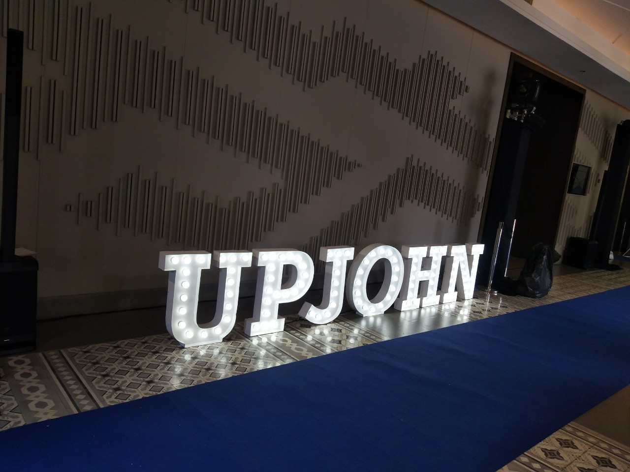 ป้ายตัวอักษรไฟปิงปอง สีขาว - UPJOHN #ป้ายเชียงราย