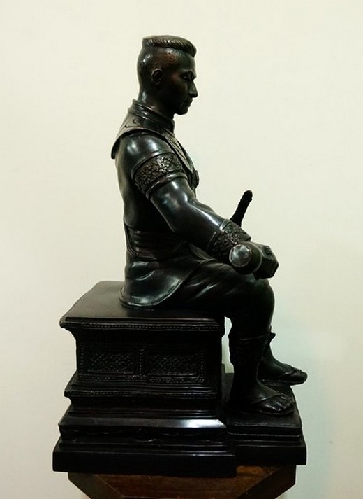 รูปหล่อ สมเด็จพระนเรศวรมหาราช พิมพ์หลั่งทักศิโณทก (รมดำล้วน) สูง46ซ.ม.