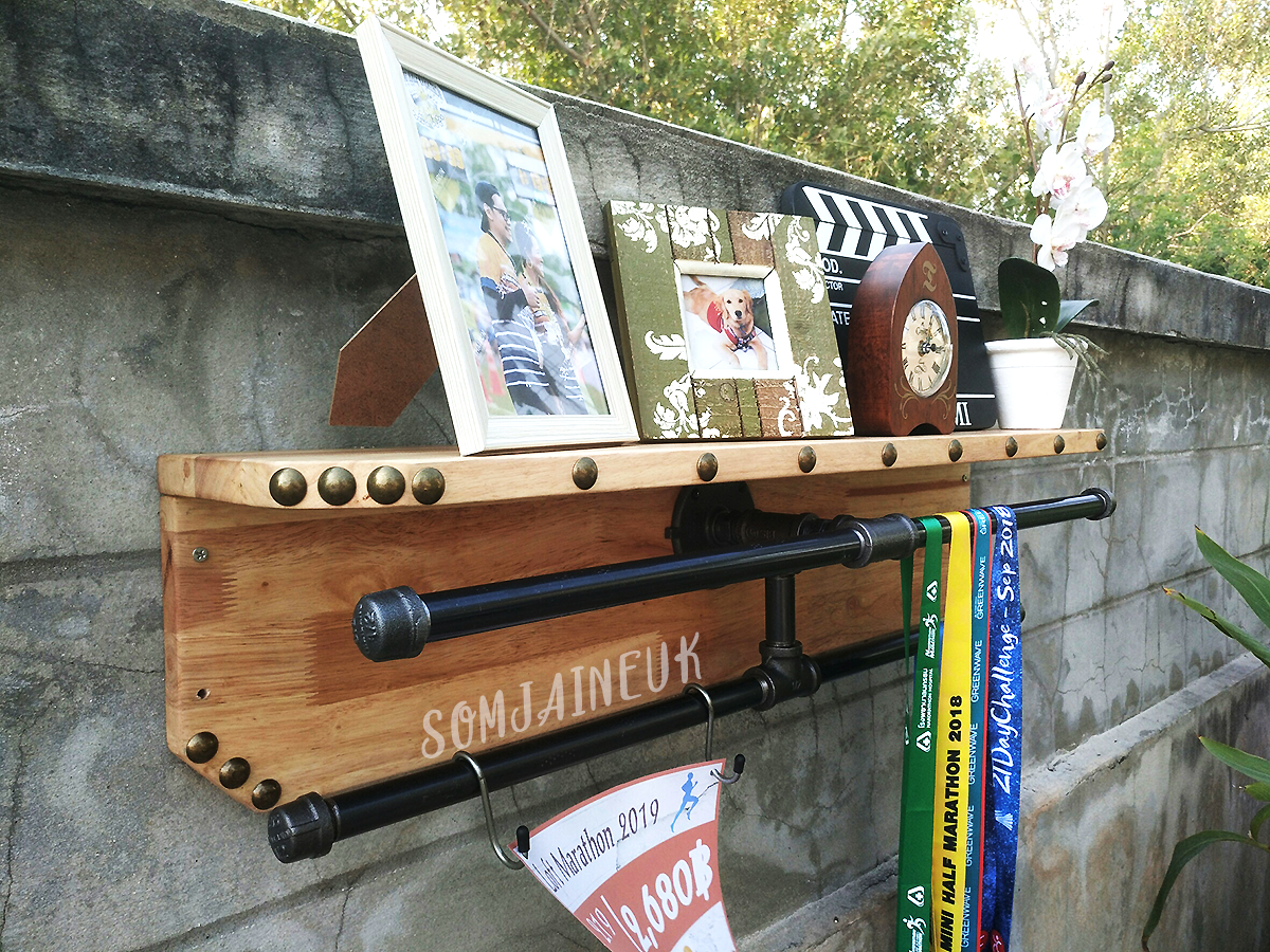 ราคาพิเศษ !!! ที่แขวนเหรียญและชั้นวางถ้วยรางวัลสไตล์ลอฟท์ แบบชั้นไม้แอลคว่ำ