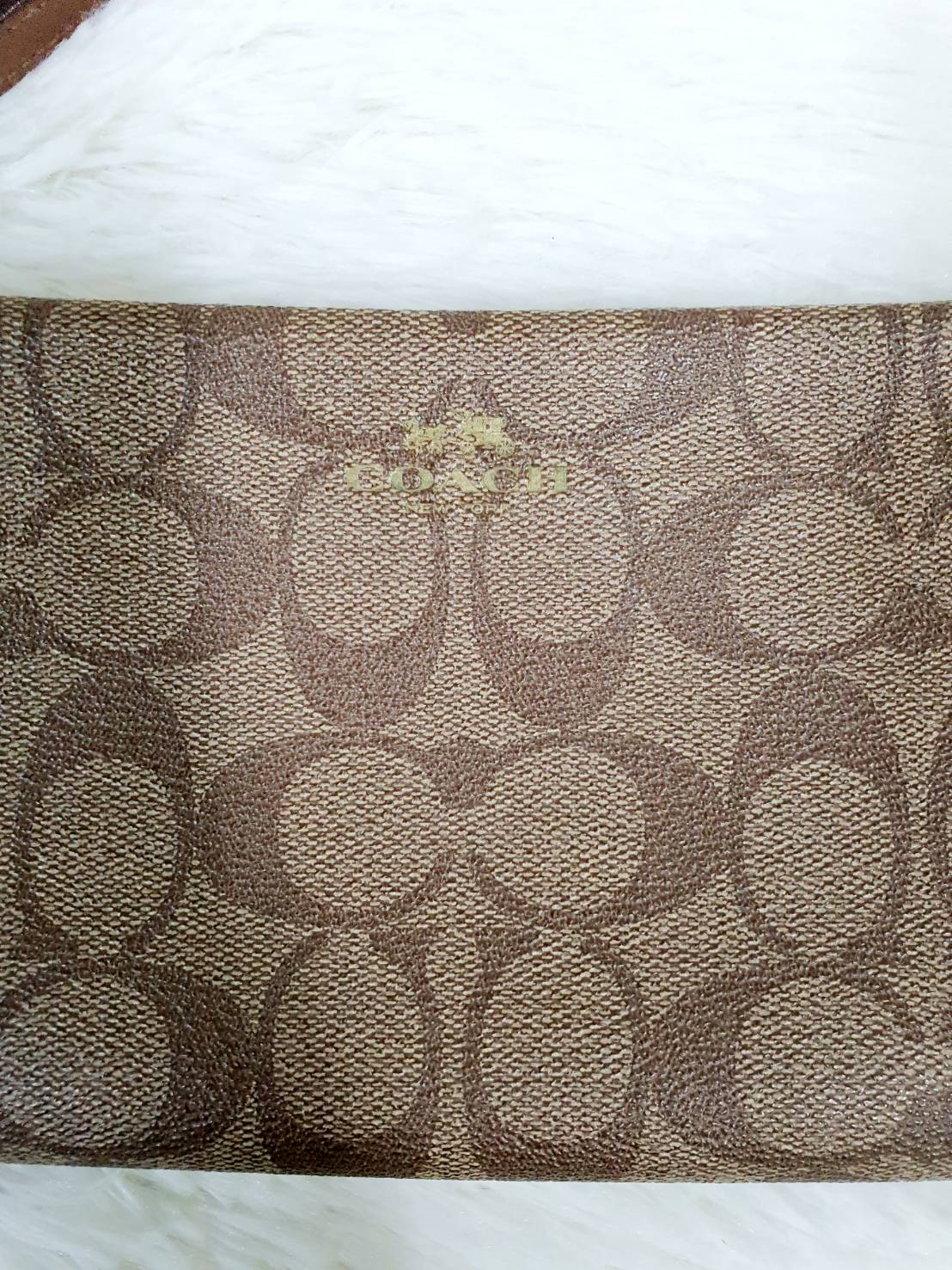 กระเป๋าสตางค์ คล้องมือ 1 ซิป COACH แท้ Signature Coated Canvas มือสอง สภาพดี ตำหนิเล็กน้อย