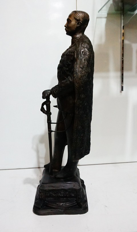 รูปหล่อรัชกาลที่ 5 ทรงชุดเสื้อคลุมกษัตริย์ ประทับยืน สูง55ซม.