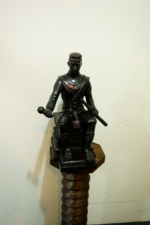 รูปหล่อ สมเด็จพระนเรศวรมหาราช พิมพ์หลั่งทักศิโณทก (รมดำล้วน) สูง46ซ.ม.