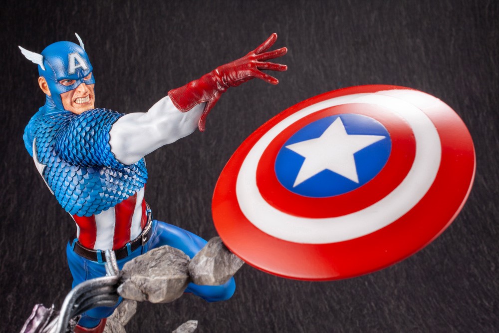 CAPTAIN AMERICA AVENGERS FINE ART STATUE