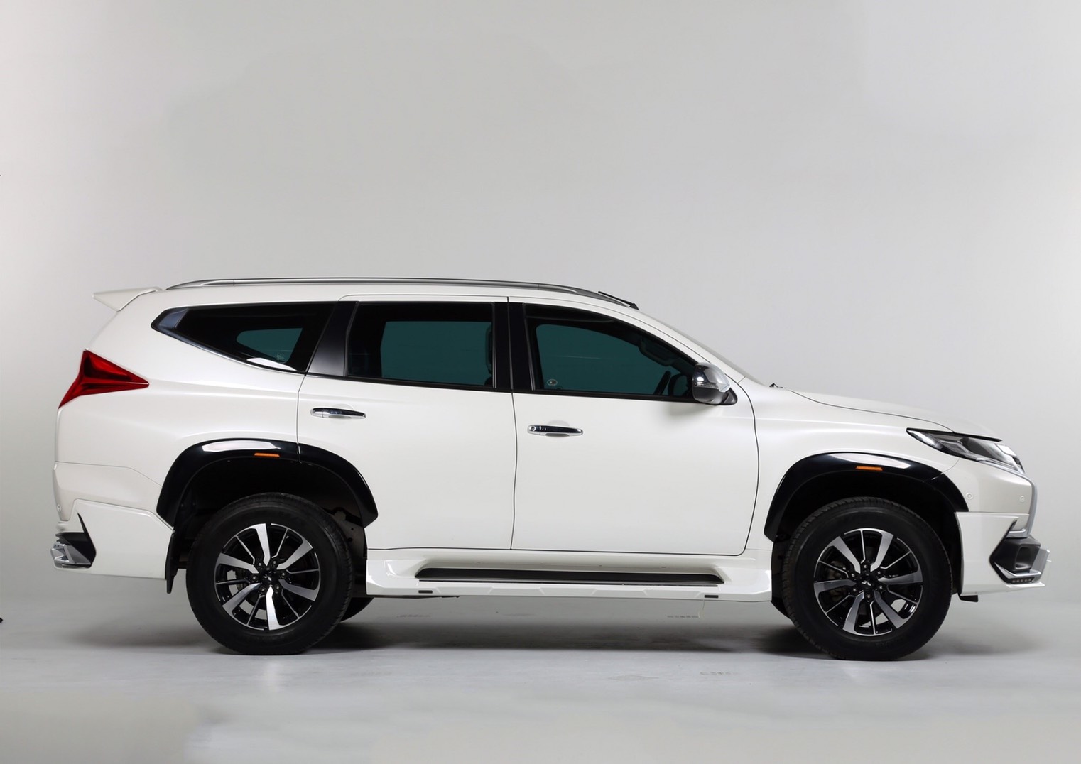 ชุดแต่ง Mitsubishi Pajero Sport 2016 By Tithum