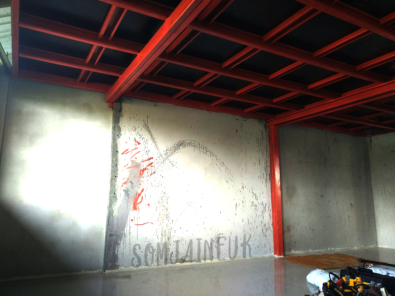 ฉาบผนังปูนลอฟท์ด้านหน้าและในห้องทำงาน พื้นที่รวม 55 ตร.ม. และติดตั้งชั้นวางแนวท่อ@พนัสนิคม จ.ชลบุรี