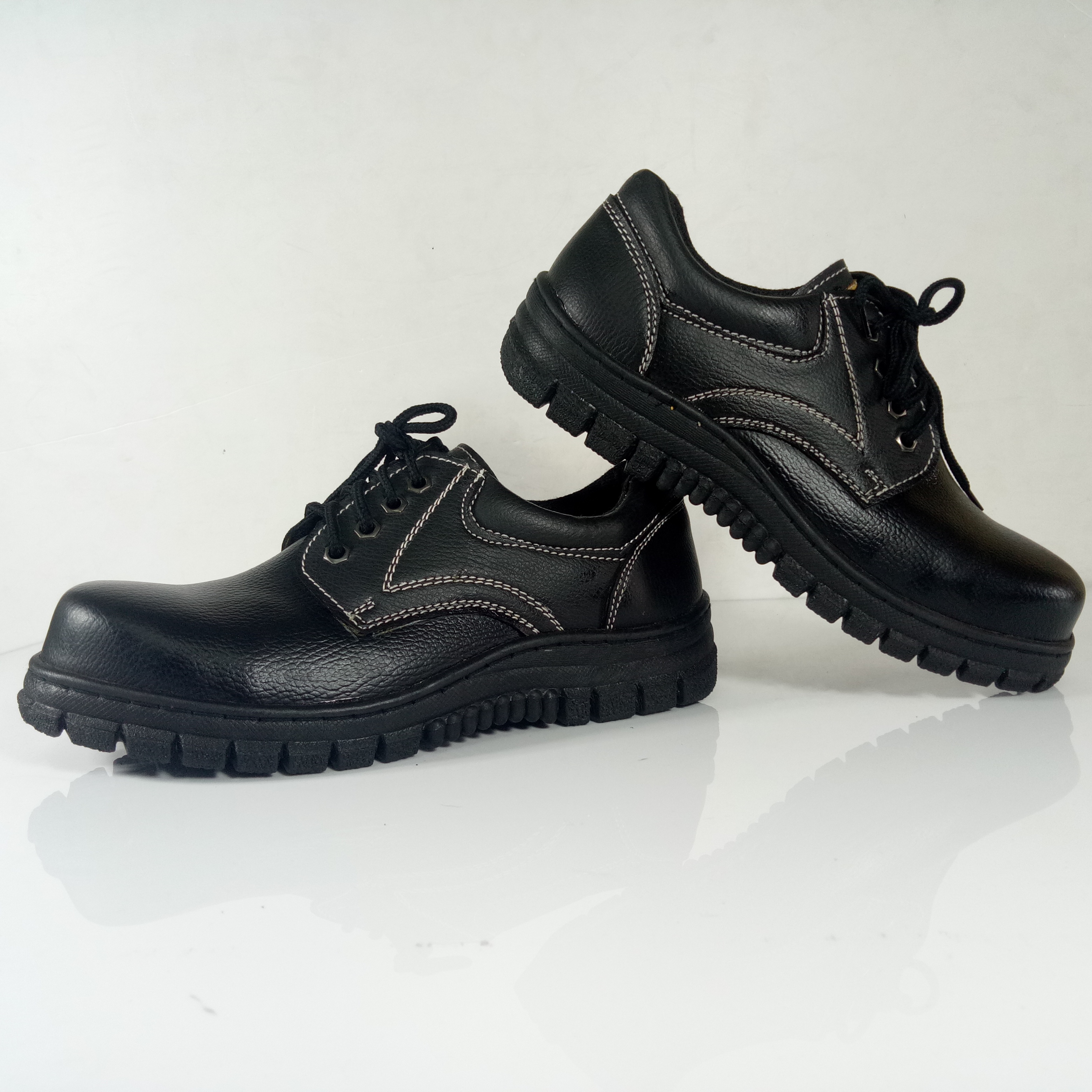 ร้องเท้าเซฟตี้ หนังพียูหัวเหล็ก สีดำ